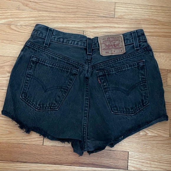 Vintage ripped Levi’s shorts - Picture 3 of 4